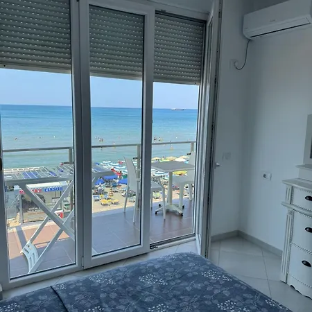 Apartment Shores
