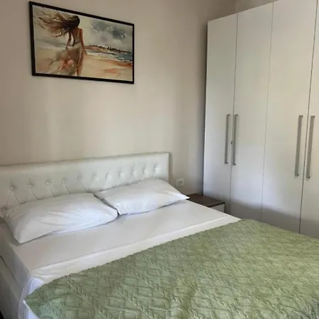 Shores Apartment *